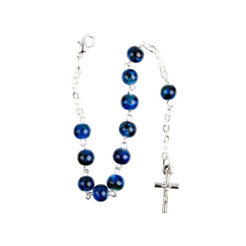 Bracelet dizainier sur chaine couleur argentee grains tachetes en verre, Ø 7 mm, avec croix metal.