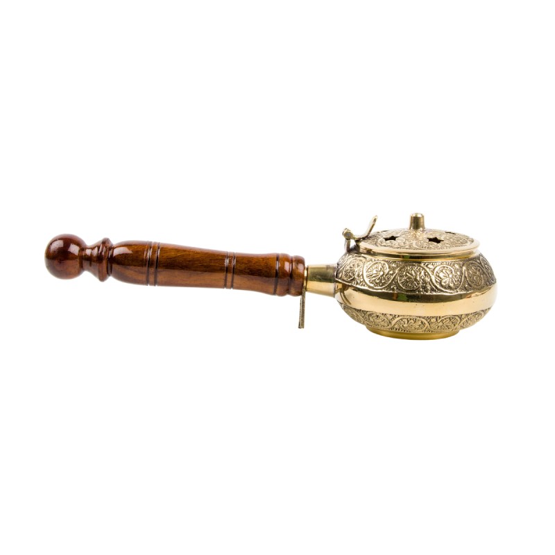 Brule encens en laiton cisele avec poignee bois, longueur 22 cm, hauteur 7 cm, Ø 9 cm. Livre en boite individuelle.