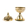Brûle-encens en laiton ciselé sur pied, H 11 cm, Ø 6 cm. Livré en boîte individuelle.