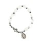 Bracelet dizainier sur élastique pour enfant avec grains nacrés cœur Ø 6 mm et médaille de la Vierge Miraculeuse.