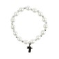 Bracelet sur élastique grains nacrés blancs Ø 7 mm avec croix métal.