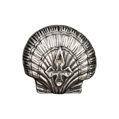 Pin´s de saint Jacques forme coquille H. 2 cm en métal couleur argentée.