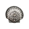 Pin´s de saint Jacques forme coquille H. 2 cm en métal couleur argentée.