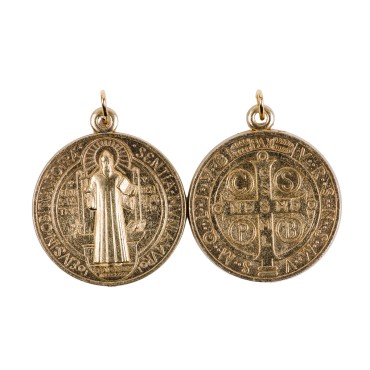 Medaille metal couleur doreee de saint Benoit, plusieurs tailles.
