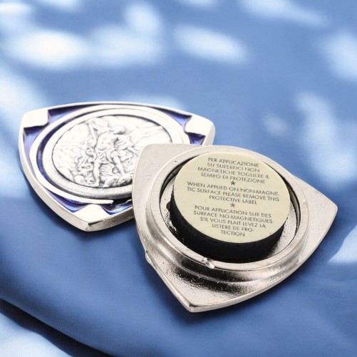 Plaque auto en forme triangulaire, hauteur 3,5 cm, avec un style vitrail disponible en bleu ou rouge assortis