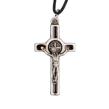 Croix de cou de saint Benoit en metal couleur argentee emaille avec cordon cuir, hauteur 4 cm.
