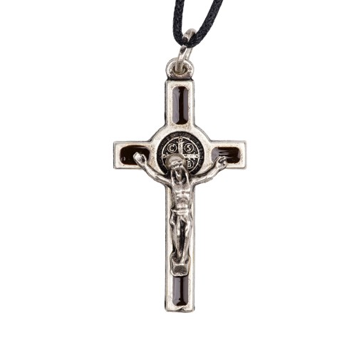 Croix de cou de saint Benoit en metal couleur argentee emaille avec cordon cuir, hauteur 4 cm.