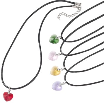 Pendentif coeur en verre H. 1.5 cm, avec cordon noir reglable 45 cm. LOT DE 5 ASSORTIS.