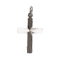 Croix de cou striee en metal couleur argentee H. 2,5 cm.