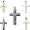 Croix de cou en coquille d'eau douce sur métal couleur argentée et dorée H. 2 cm. Lot de 5 couleurs assorties avec boîte.