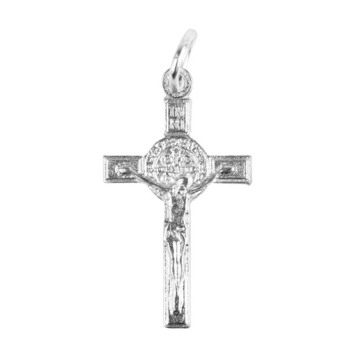 Croix de cou de saint Benoit en métal couleur argentée, hauteur 2,5 cm.