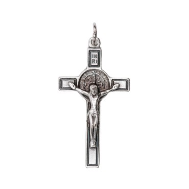 Croix de cou de saint Benoit en métal couleur argentée, hauteur 3,5 cm.