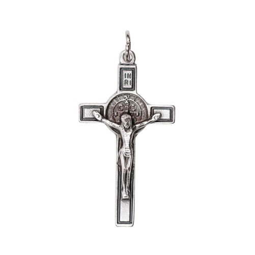 Croix de cou de saint Benoit en métal couleur argentée, hauteur 3,5 cm.