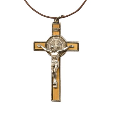 Croix de saint Benoit en métal couleur argentée sertie sur bois d´olivier, hauteur 7,8 cm.