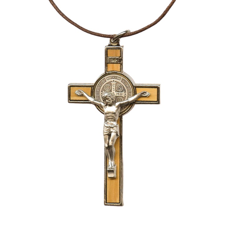 Croix de saint Benoit en métal couleur argentée sertie sur bois d´olivier, hauteur 7,8 cm.