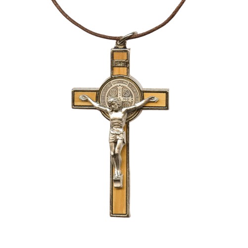 Croix de saint Benoit en métal couleur argentée sertie sur bois d´olivier, hauteur 7,8 cm.