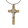 Croix de saint Benoit en métal couleur argentée sertie sur bois d´olivier, hauteur 7,8 cm.