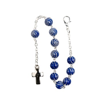 Bracelet dizainier sur chaine couleur argentee grains stries , Ø 8 mm avec croix metal.