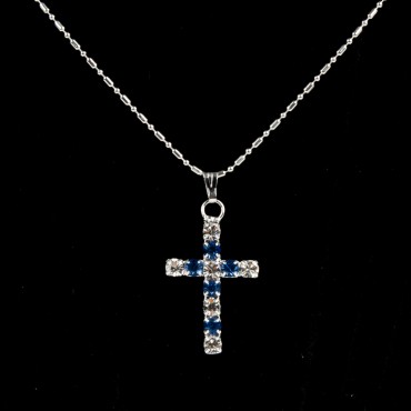Collier avec chaine couleur argentée L.45 cm, croix en zirconium couleur assortie H. 2,7 cm.