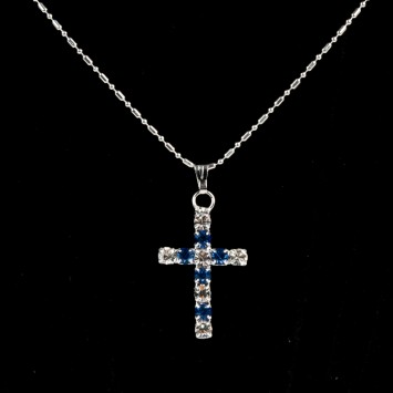 Collier avec chaine couleur argentée L.45 cm, croix en zirconium couleur assortie H. 2,7 cm.
