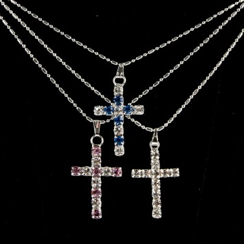 Collier avec chaine couleur argentée L.45 cm, croix en zirconium couleur assortie H. 2,7 cm.