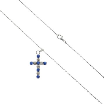 Collier avec chaine couleur argentée L.45 cm, croix en zirconium couleur assortie H. 2,7 cm.