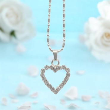 Collier avec chaine couleur argentee L. 45 cm, coeur en zirconium couleur assortie H. 1,5 cm.