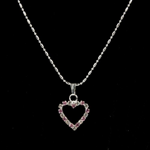 Collier avec chaine couleur argentee L. 45 cm, coeur en zirconium couleur assortie H. 1,5 cm.