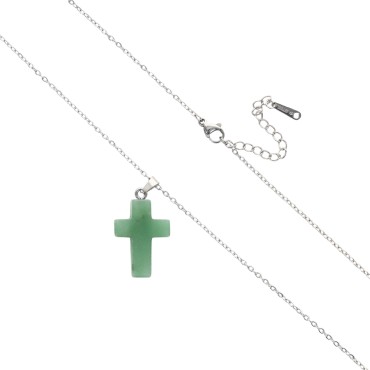 Collier avec croix en pierre naturelle H 2.4 cm sur chaine maille forcat en acier inoxydable L. 45 cm ajustable.