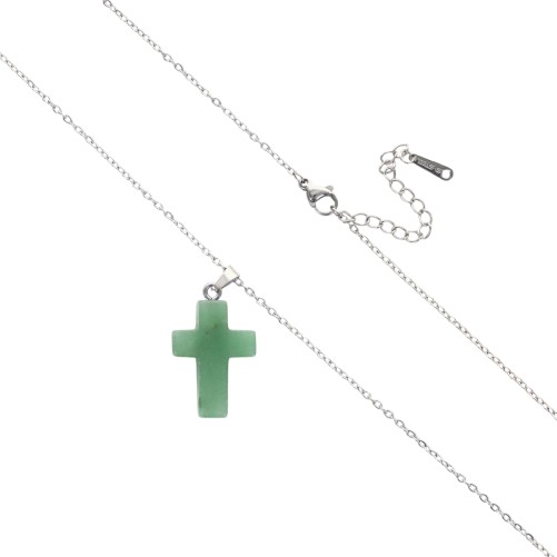 Collier avec croix en pierre naturelle H 2.4 cm sur chaine maille forcat en acier inoxydable L. 45 cm ajustable.