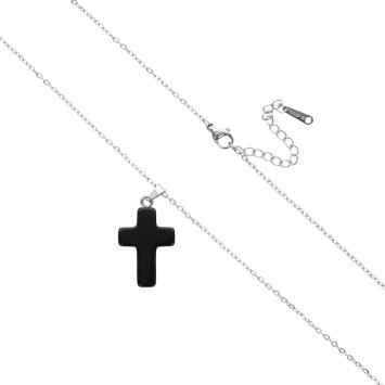 Collier avec croix en pierre naturelle H 2.4 cm sur chaine maille forcat en acier inoxydable L. 45 cm ajustable.
