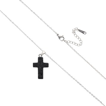 Collier avec croix en pierre naturelle H 2.4 cm sur chaine maille forcat en acier inoxydable L. 45 cm ajustable.