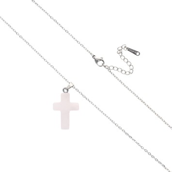 Collier avec croix en pierre naturelle H 2.4 cm sur chaine maille forcat en acier inoxydable L. 45 cm ajustable.