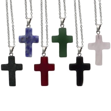 Collier avec croix en pierre naturelle H 2.4 cm sur chaine maille forcat en acier inoxydable L. 45 cm ajustable.