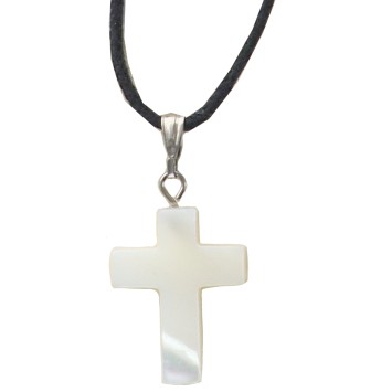 Croix de cou en nacre, H 2 cm sur cordon avec fermoir.