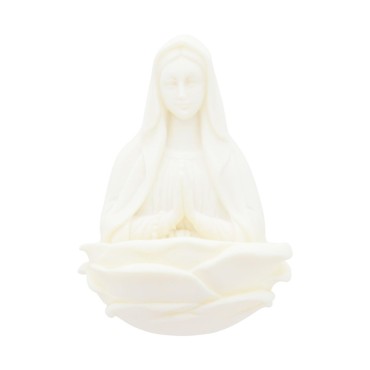 Bénitier blanc de la Vierge en prière à suspendre H. 9,5 cm.