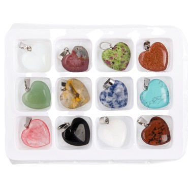 Boite presentoir de 12 pendentifs coeur en pierre assortie, H. 2 cm. Prix de l assortiment de 12 coeurs.