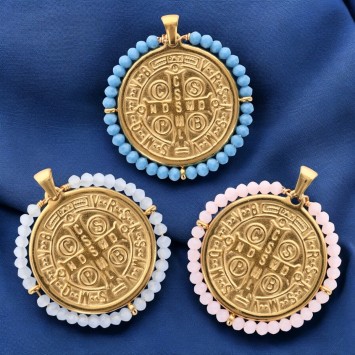 Médaille de Saint Benoit en acier inoxydable doré supérieur avec grains en verre de différentes couleurs, Ø 3 cm.