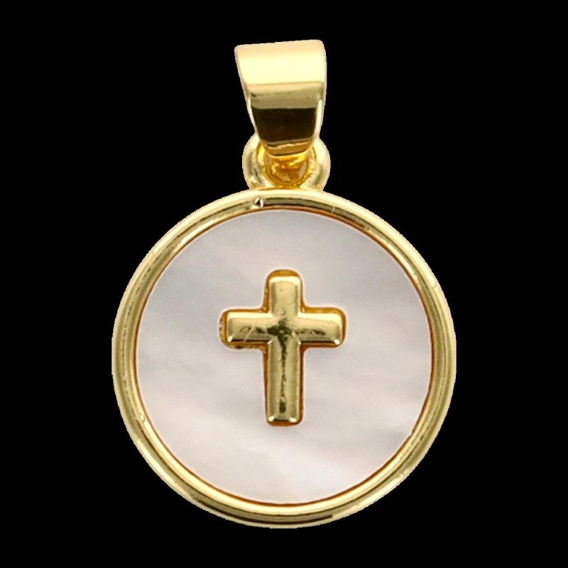 Médaille en laiton de couleur dorée avec croix et coquille naturelle, Ø 1.35 cm.