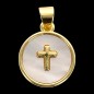 Médaille en laiton de couleur dorée avec croix et coquille naturelle, Ø 1.35 cm.