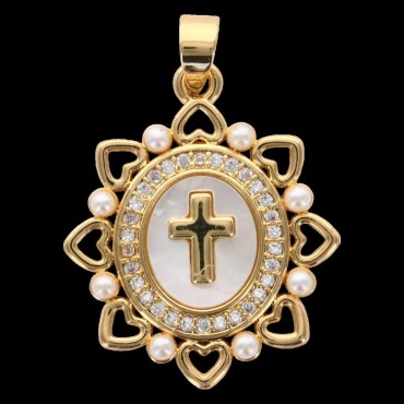 Médaille et croix dorée supérieure avec coquille naturelle, grains nacres blancs et zircons, Ø 2 cm.