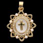 Médaille et croix dorée supérieure avec coquille naturelle, grains nacres blancs et zircons, Ø 2 cm.