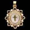Médaille et croix dorée supérieure avec coquille naturelle, grains nacres blancs et zircons, Ø 2 cm.