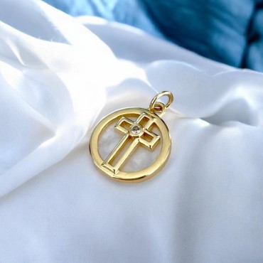 Médaille coquille naturelle avec croix ajourée dorée supérieure et zircon au centre, Ø 1.5 cm.