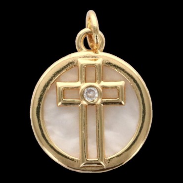 Médaille coquille naturelle avec croix ajourée dorée supérieure et zircon au centre, Ø 1.5 cm.