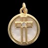 Médaille coquille naturelle avec croix ajourée dorée supérieure et zircon au centre, Ø 1.5 cm.