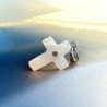 Croix de cou en coquille naturelle avec zircon au centre, H. 2 cm.
