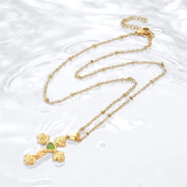 Collier avec chaîne et croix avec rose aux extrémités et cœur au centre, H 2.6 cm en acier inoxydable couleur dorée, ajustable.