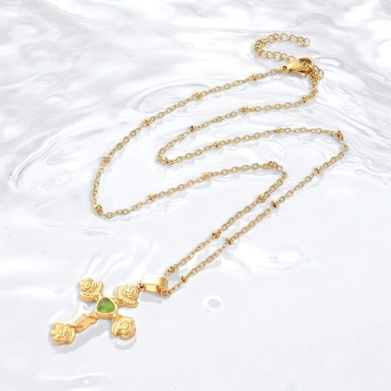 Collier avec chaîne et croix avec rose aux extrémités et cœur au centre, H 2.6 cm en acier inoxydable couleur dorée, ajustable.