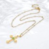 Collier avec chaîne et croix avec rose aux extrémités et cœur au centre, H 2.6 cm en acier inoxydable couleur dorée, ajustable.